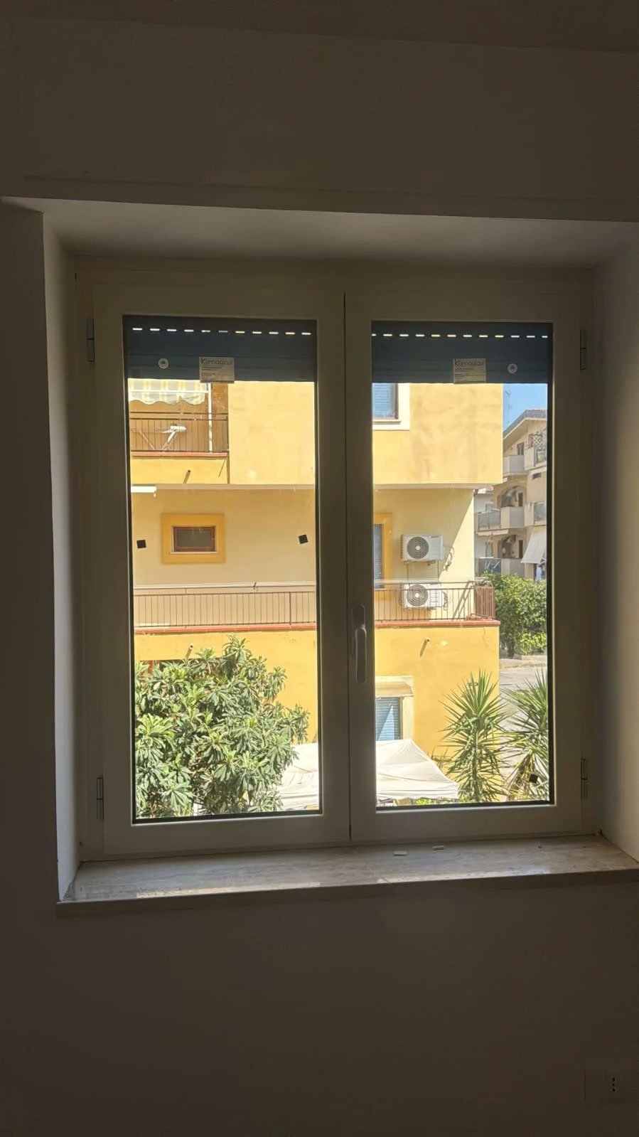 Finestra in alluminio a due ante