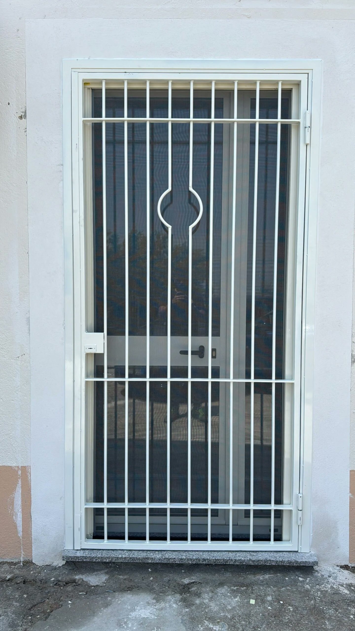 Grata in ferro su portoncino