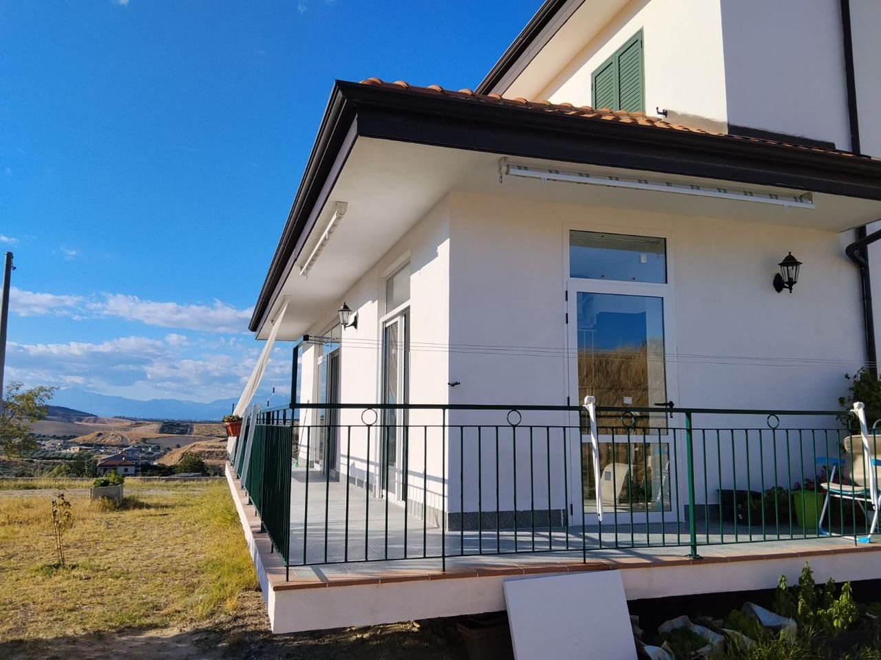 Infissi in alluminio bianco con porta a vetri sul lato della terrazza